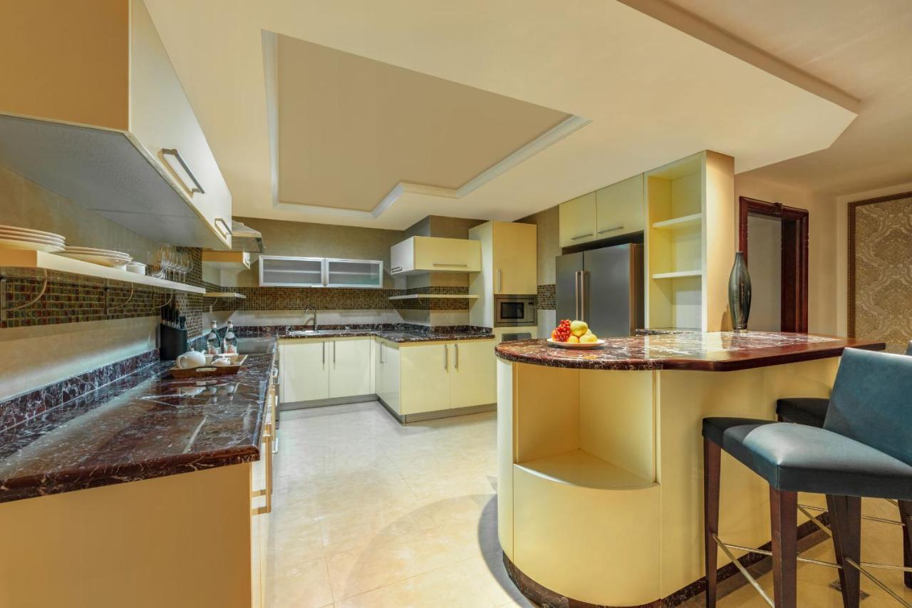 Dusit Hotel & Suites - الدوحة المظهر الخارجي الصورة A kitchen in a private residence