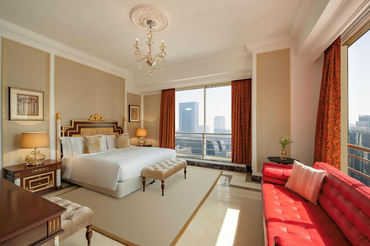 Dusit Hotel & Suites - الدوحة المظهر الخارجي الصورة A bedroom at the Jumeirah Emirates Towers Hotel