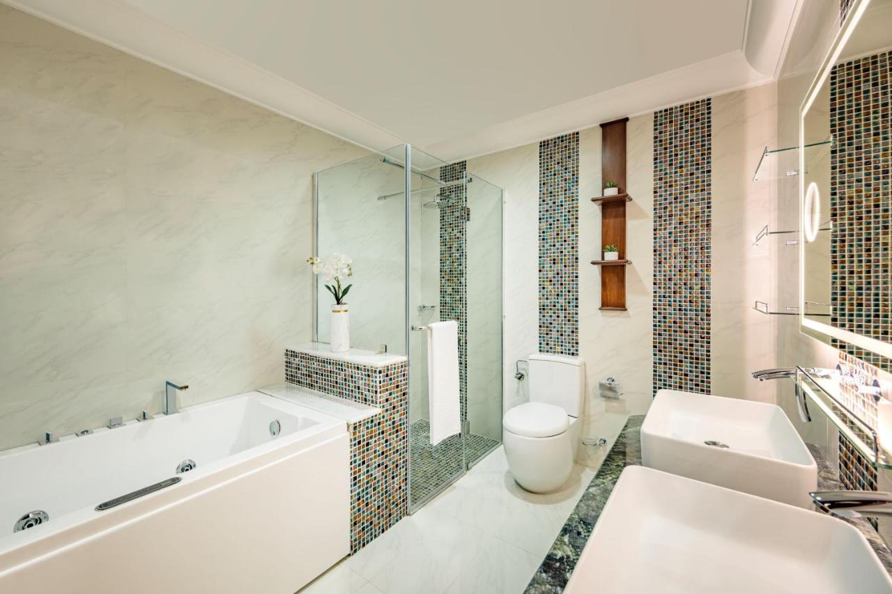 Dusit Hotel & Suites - الدوحة المظهر الخارجي الصورة A modern bathroom