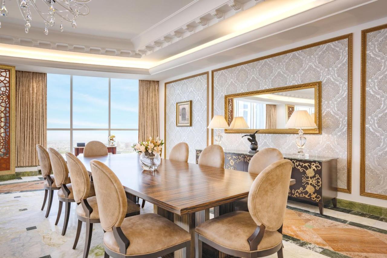 Dusit Hotel & Suites - الدوحة المظهر الخارجي الصورة A dining room