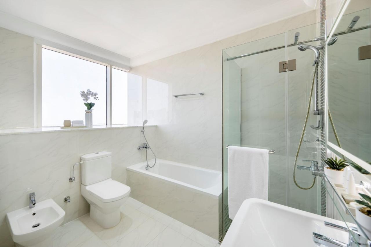 Dusit Hotel & Suites - الدوحة المظهر الخارجي الصورة A modern bathroom