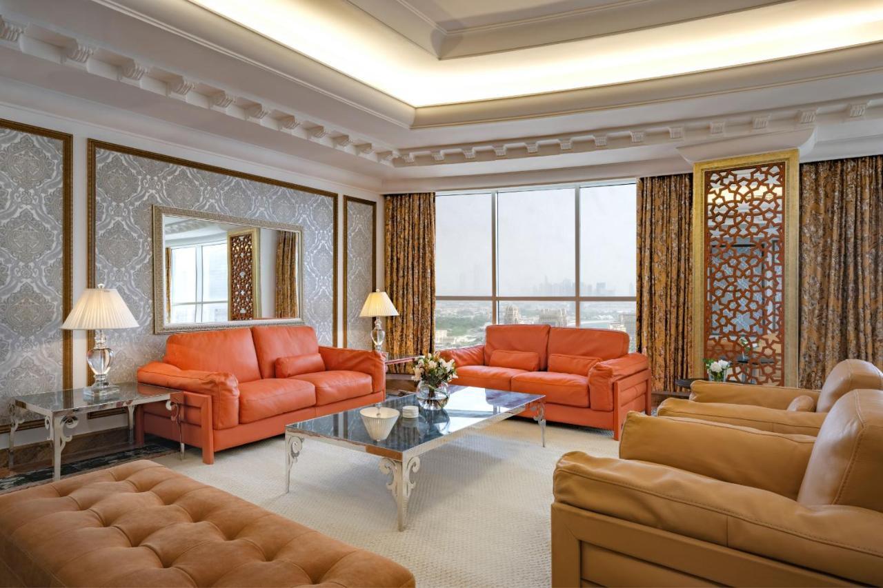 Dusit Hotel & Suites - الدوحة المظهر الخارجي الصورة A living room in a suite at the Jumeirah Emirates Towers Hotel